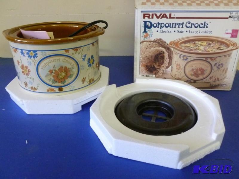lot 300 image: Large Rival potpourri crock model 3...