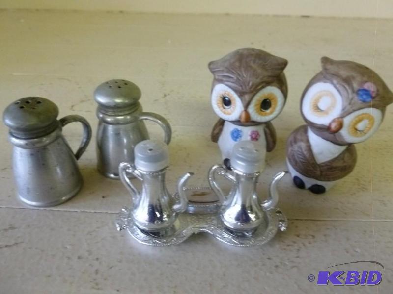 lot 333 image: Lot of three salt and pepper shaker...