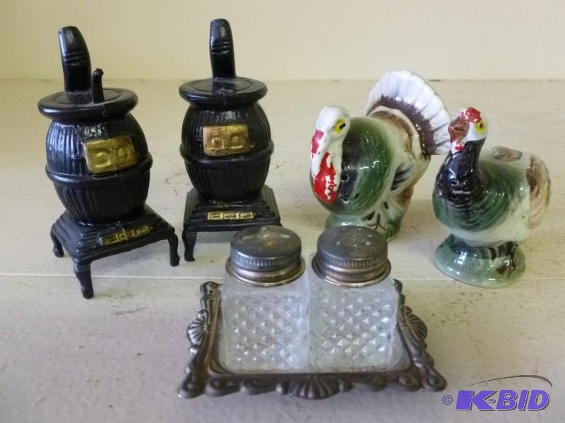lot 336 image: Lot of three salt and pepper shaker...
