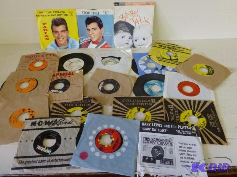 lot 352 image: Lot of twenty-one vintage 45s reco...