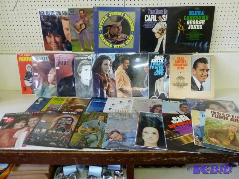lot 353 image: Large lot of thirty-one vintage 33...