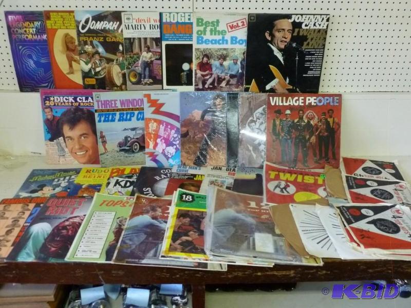 lot 357 image: Large lot of thirty vintage 33s re...