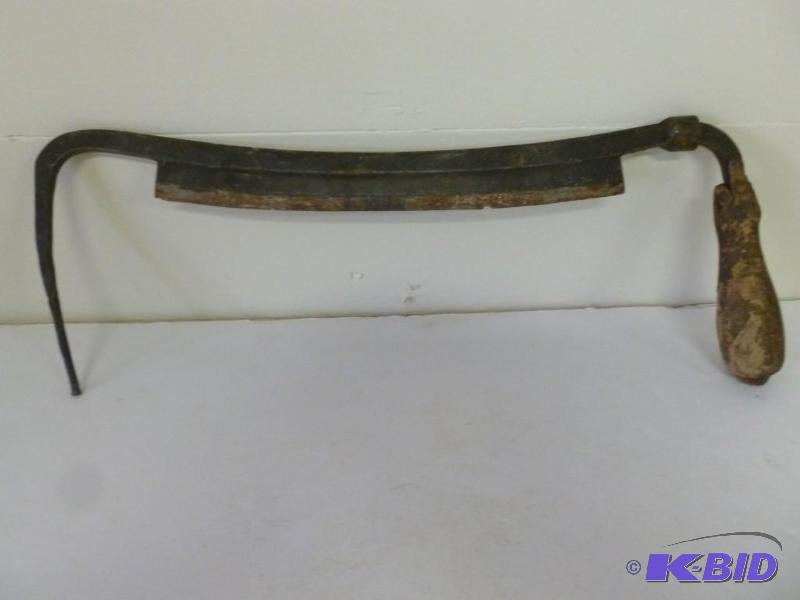 lot 38 image: Large vintage draw knife that measu...