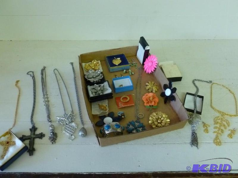 lot 389 image: Large lot of nice looking jewelry p...
