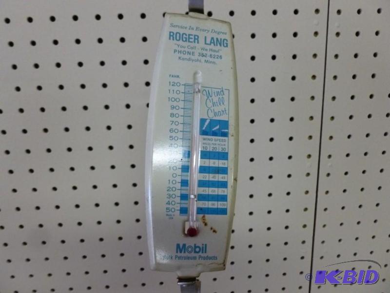 lot 50 image: Vintage Mobil bulk petroleum produc...