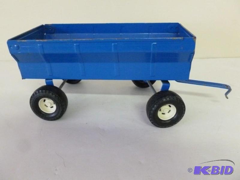 lot 60 image: Ertl metal grain wagon that measure...