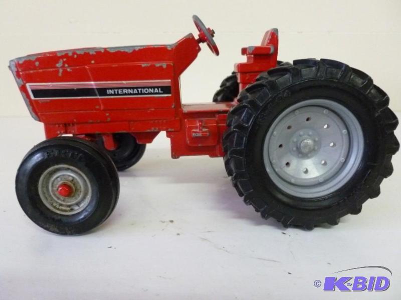 lot 61 image: Ertl International die cast metal t...