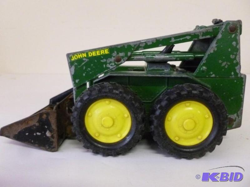 lot 62 image: Ertl - John Deere die cast metal sk...