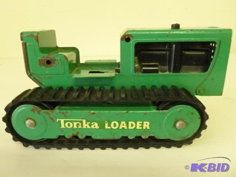 lot 63 image: Vintage Tonka Loader with rubber tr...