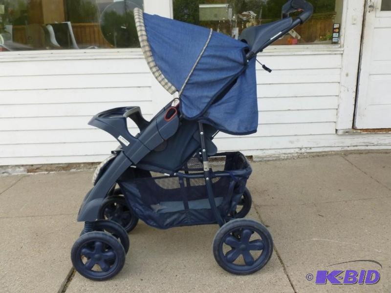 lot 71 image: Graco Glider baby stroller, good us...