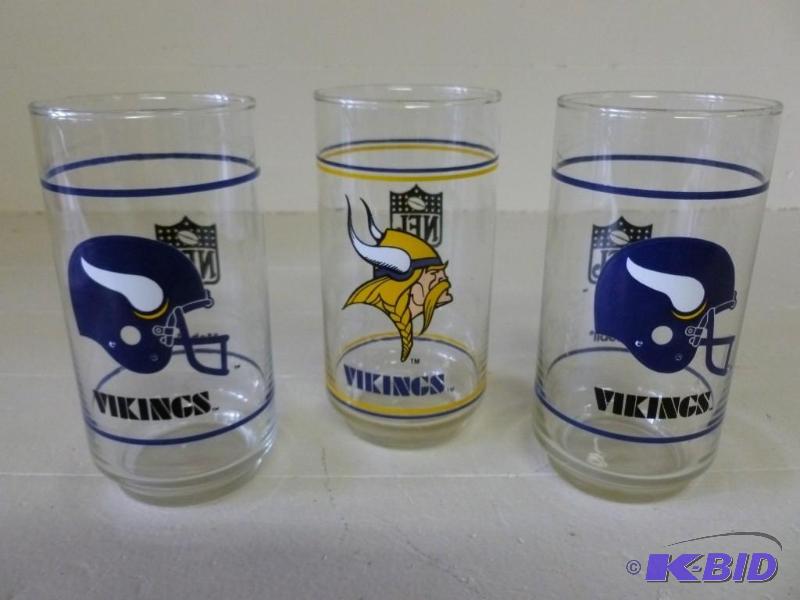 lot 82 image: Mobil - NFL Minnesota Vikings set o...