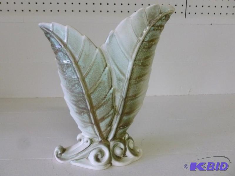 lot 84 image: Beautiful porcelain vase that measu...