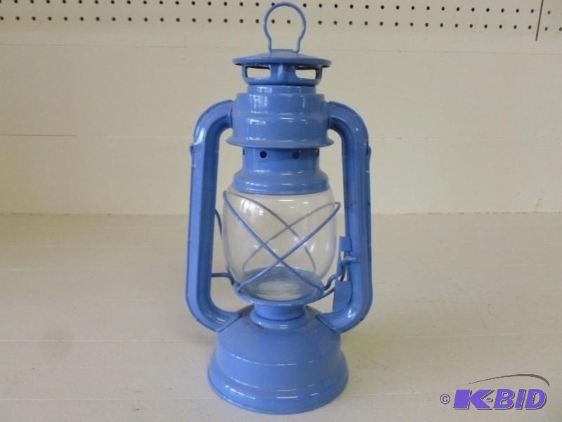 lot 98 image: Metal bodied tea candle barn lanter...