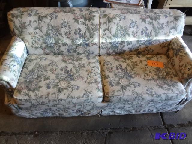 lot 10 image: Floral Hide-a-bed, very clean, La-Z...