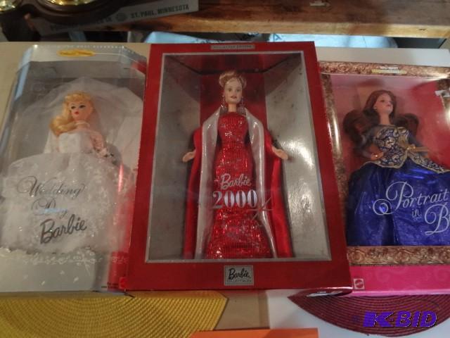lot 119 image: Barbies (3)...