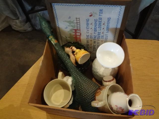 lot 159 image: Box of Glass Stuff...