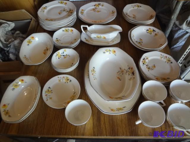 lot 190 image: Mixed size Lot of Homer Laughlin Ch...