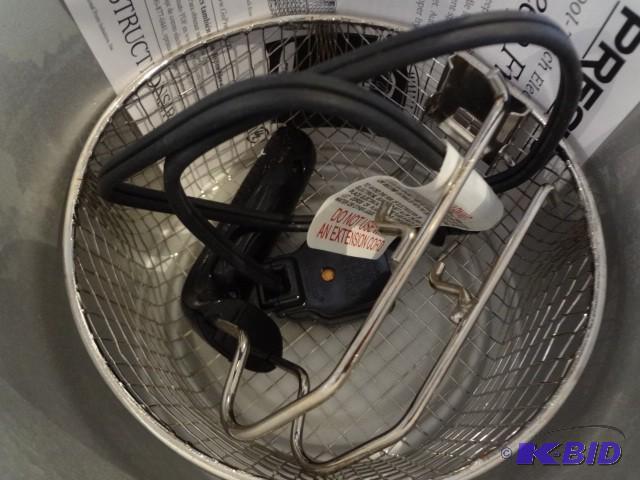 lot 24 image: Deep Fryer and Slow Cooker...