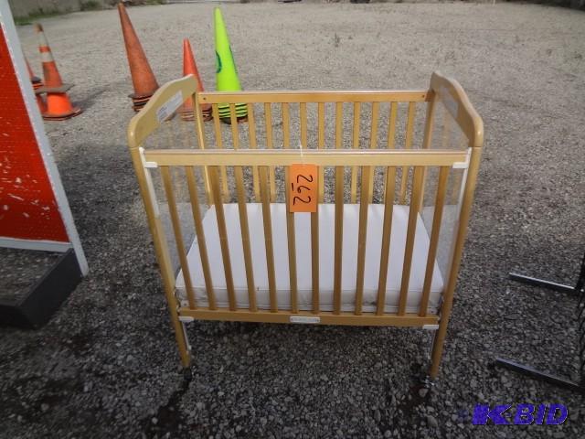 lot 262 image: Crib, clear ends...