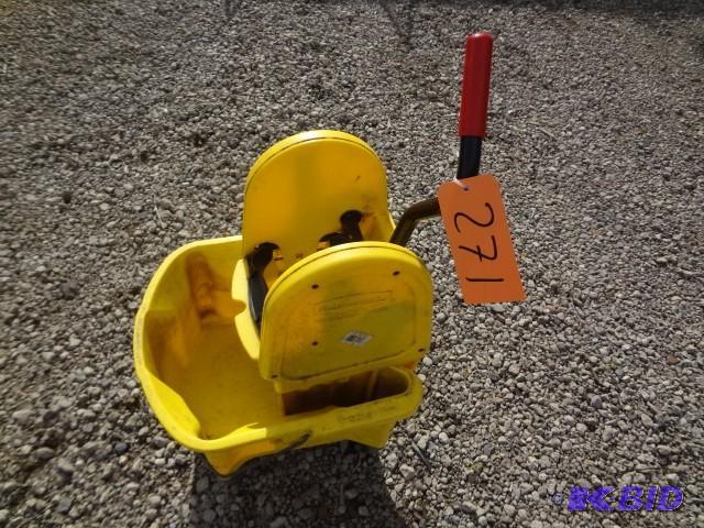 lot 271 image: Rubbermaid mop bucket...
