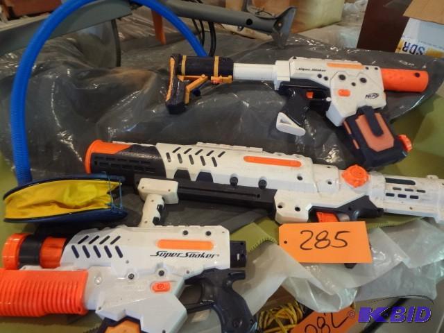 lot 285 image: Super soakers, foot pump...
