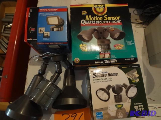 lot 296 image: Lot of motion sensor lights...