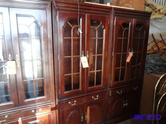 lot 3 image: Cherrywood Case, glass shelves,one ...