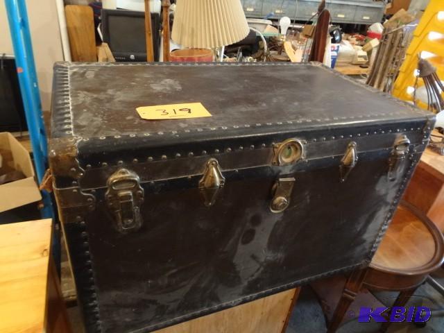 lot 319 image: Big old trunk...