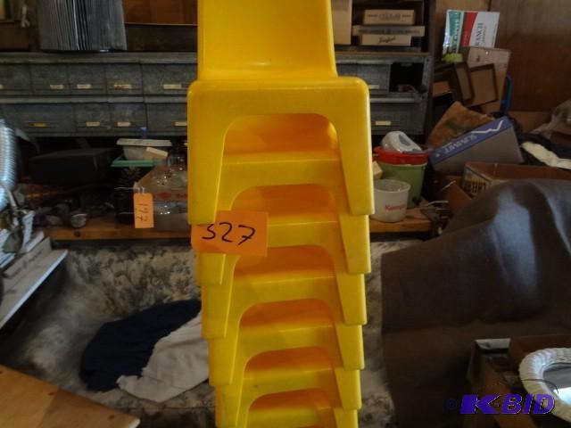 lot 327 image: 12 plastic kids chairs...