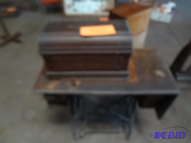 lot 440 image: Old White treadle, neat case...