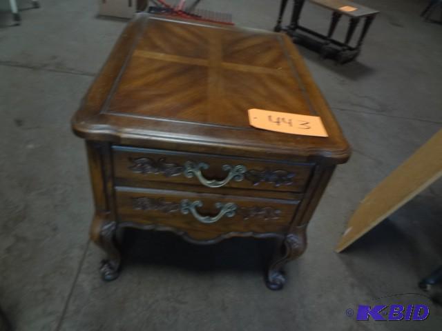 lot 443 image: Tablestand...