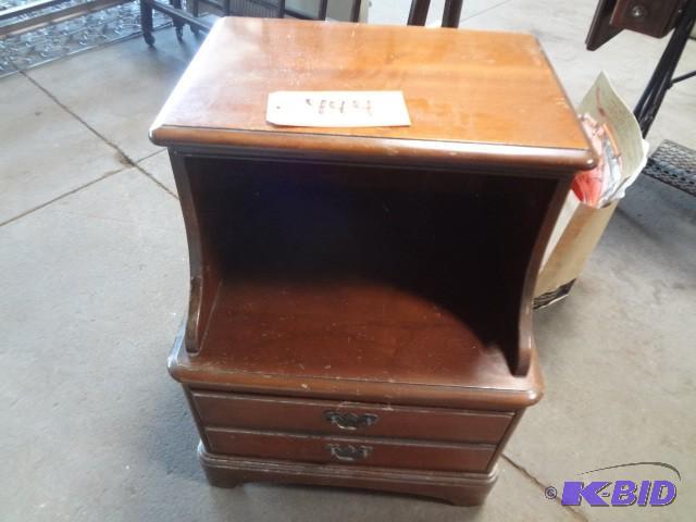 lot 444 image: Tablestand...