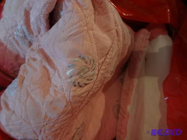 lot 484 image: Linens...