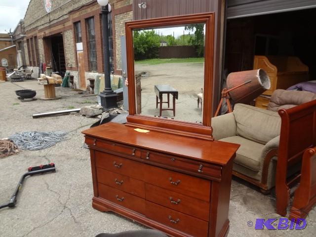 lot 495 image: Dresser wmirror...