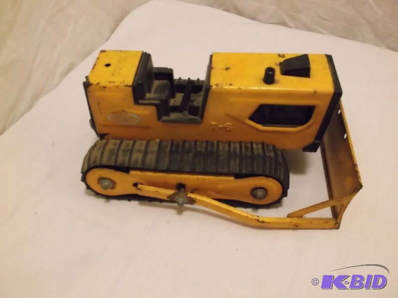 Tonka T-6 bulldozer with rubber tra...