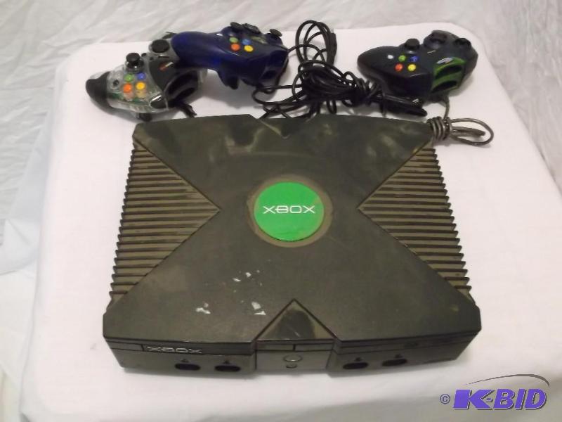 XBOX game system with 3 remotes unt...