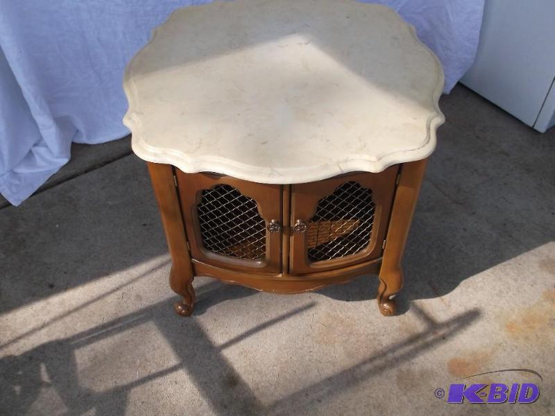 Beautiful vintage end table with ma...