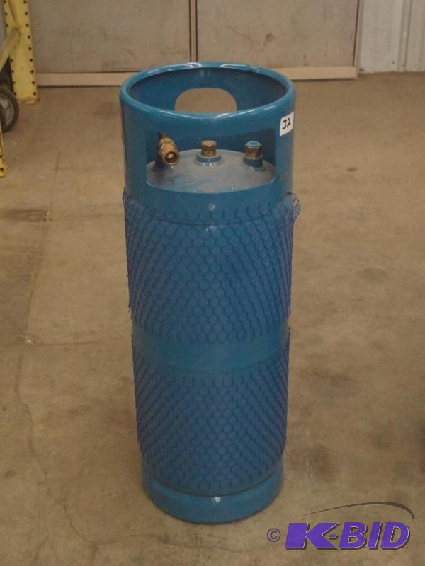 lot 32 image: Like New 40# Forklift LP Tank...