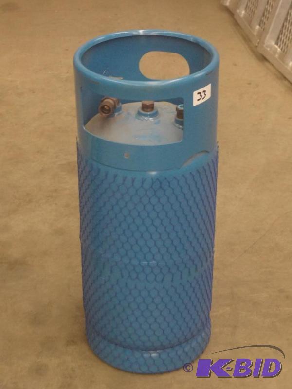 lot 33 image: Like New 30# Forklift LP Tank...