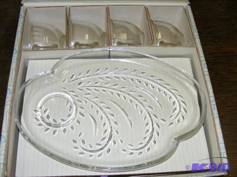 lot 35 image: Two sets of 4, snack serving sets...