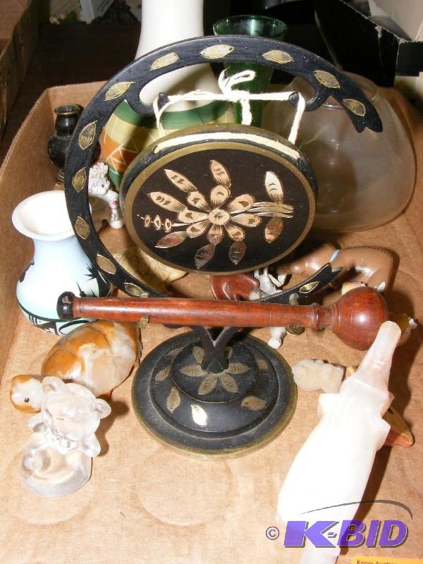 lot 95 image: Box of household decorative items, ...