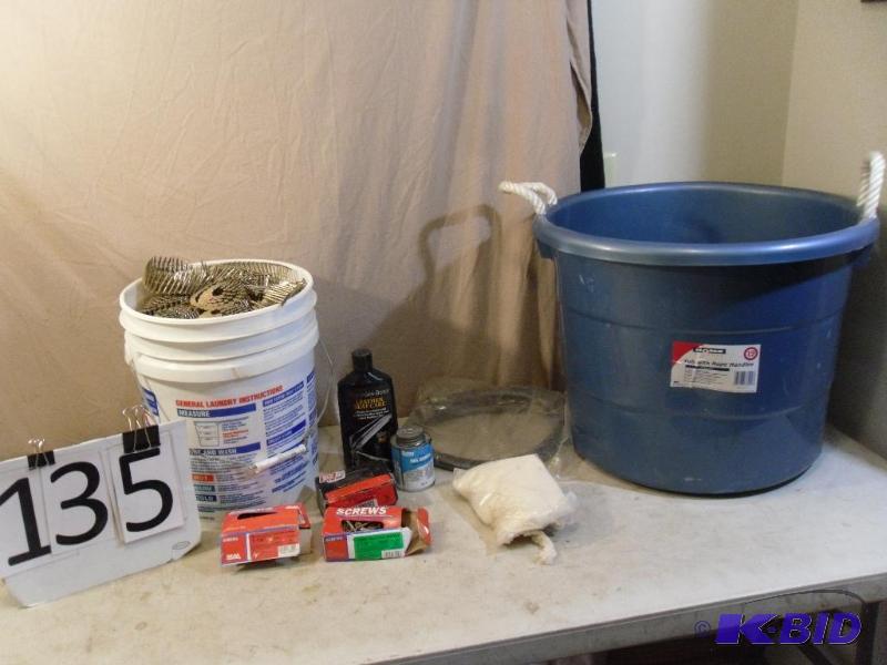 lot 135 image: 19 Gallon Tub, 5 Gallon Bucket Full...