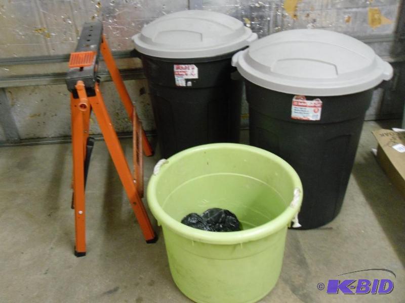 lot 22 image: 2 32 Gallon Garbage Cans with Lids,...