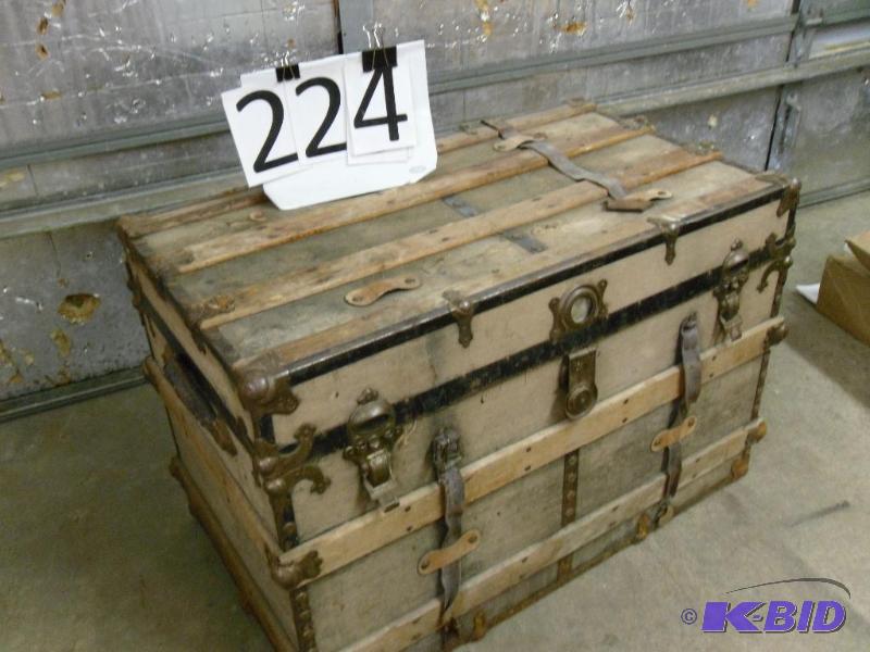 lot 224 image: Large Old Vintage Trunk. Measures 3...