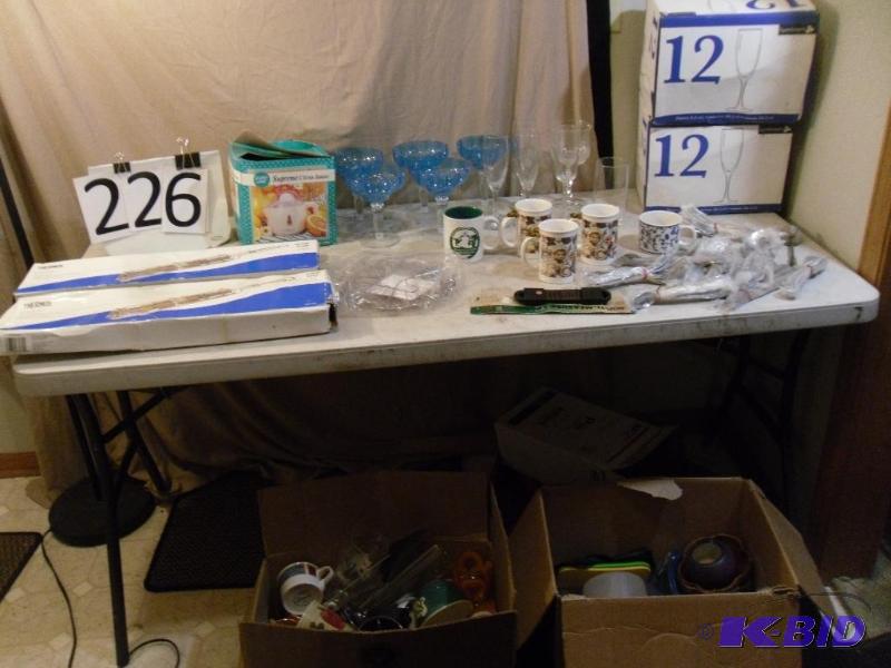 lot 226 image: Large Lot of Assorted Kitchen Items...