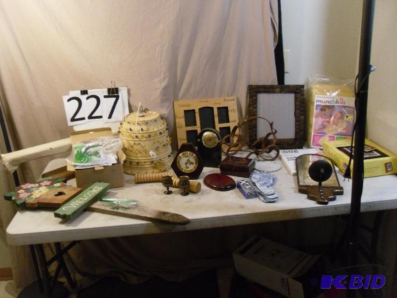 lot 227 image: Lot of Assorted Household. Picture ...
