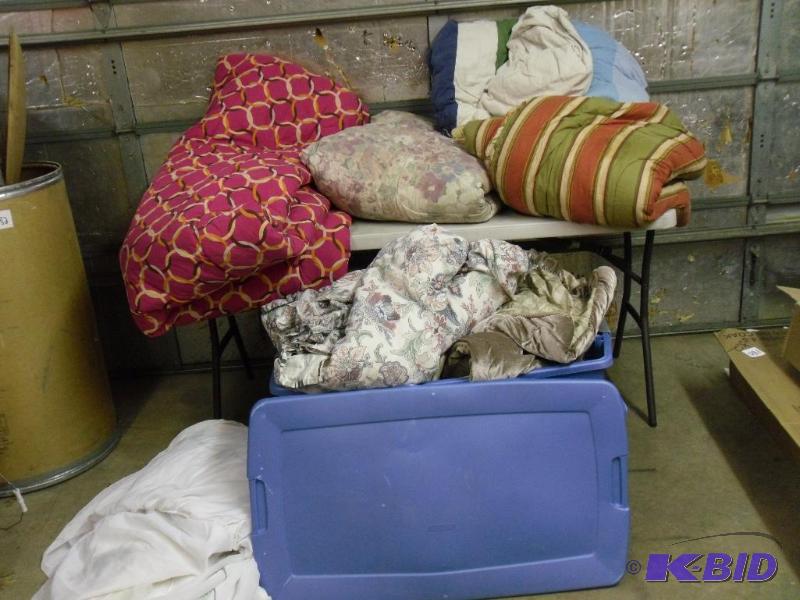 lot 246 image: Large Lot of Assorted Blankets  Co...
