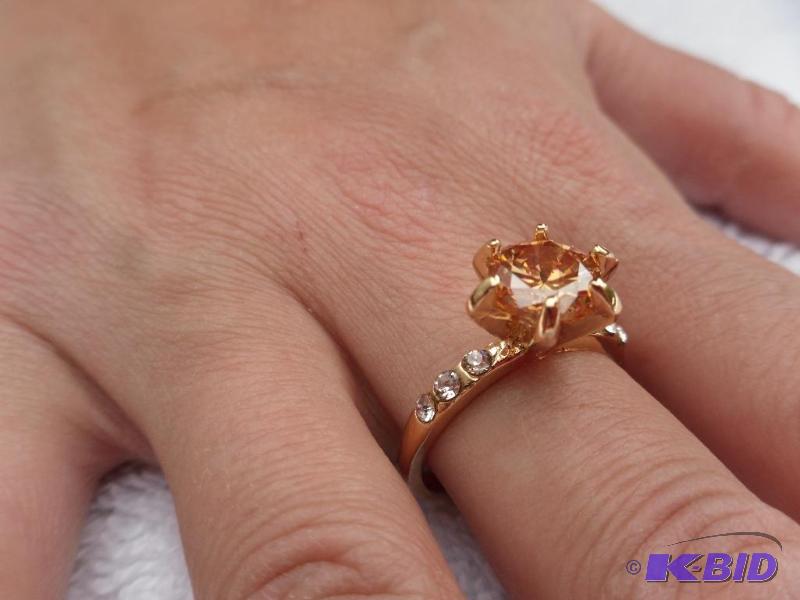 lot 5 image: Beautiful New Size 8, 9K Gold Fille...