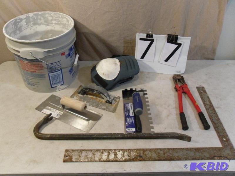 lot 77 image: Trowels (one new), Knee Pads, Crow ...