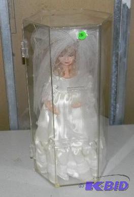 Beautiful porcelain bride doll in c...
